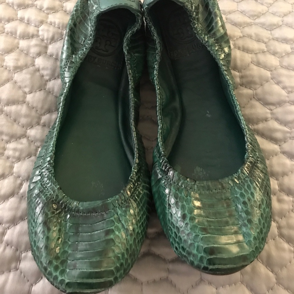 Tory Burch Green Croc Flats size 5